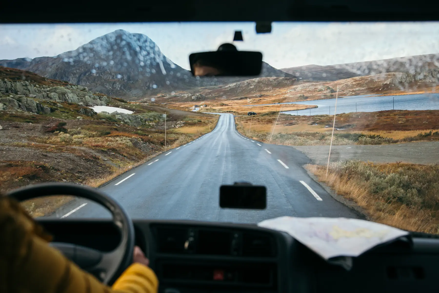 Camper beWinkle en una carretera abierta de montaña, lista para la ruta