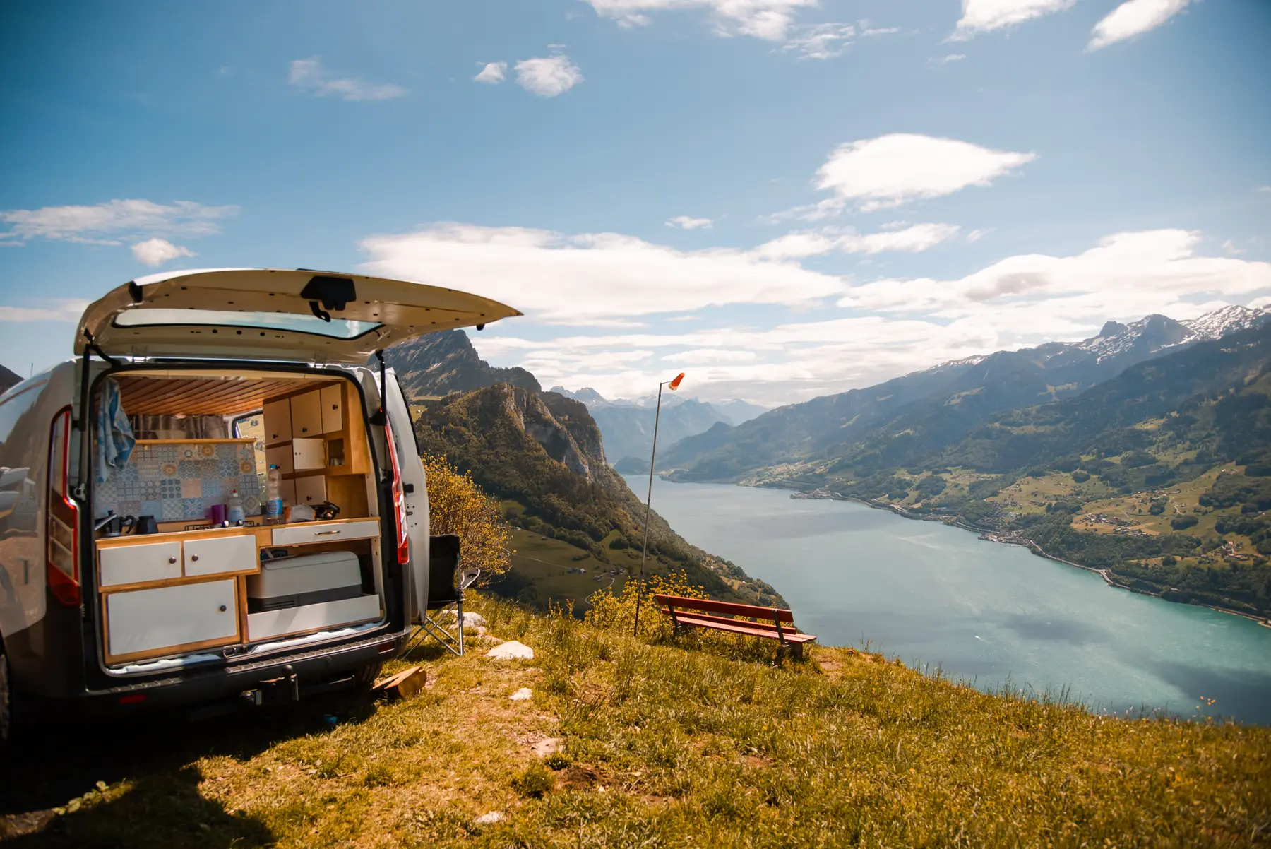 Interior de una camper beWinkle con la cocina equipada, junto a un lago