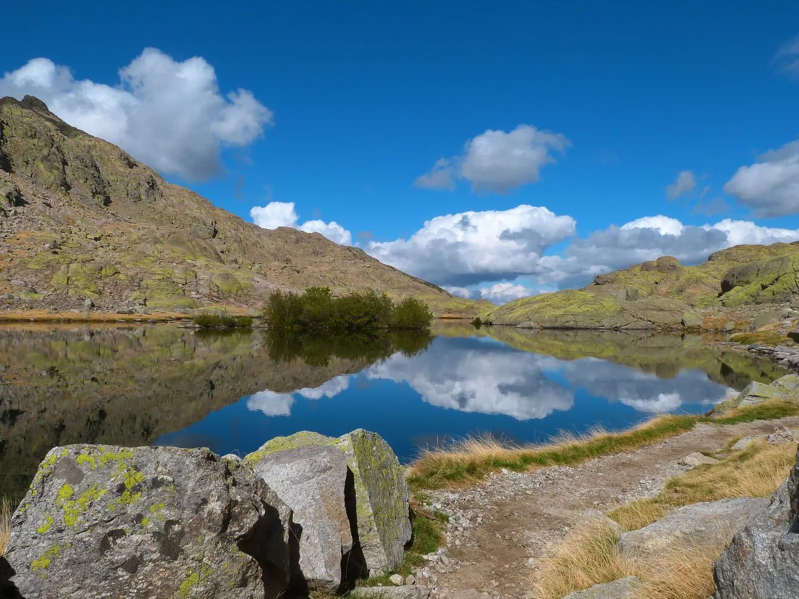 Laguna Grande de Gredos con el circo reflejado en el agua
