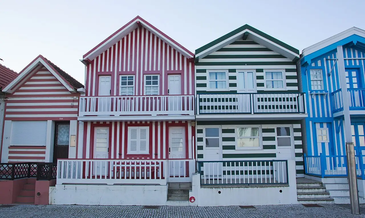Casas de rayas de colores, los palheiros de Costa Nova