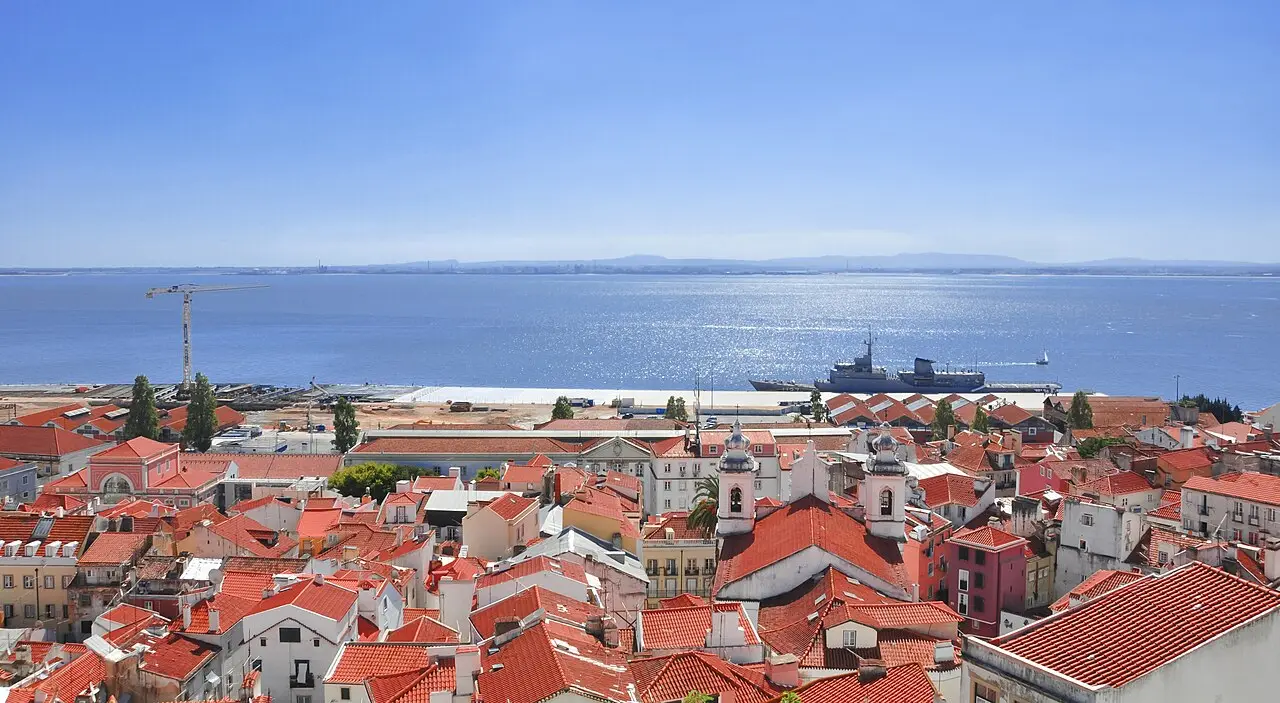 Los tejados de Alfama y el Tajo desde el mirador de Santa Luzia