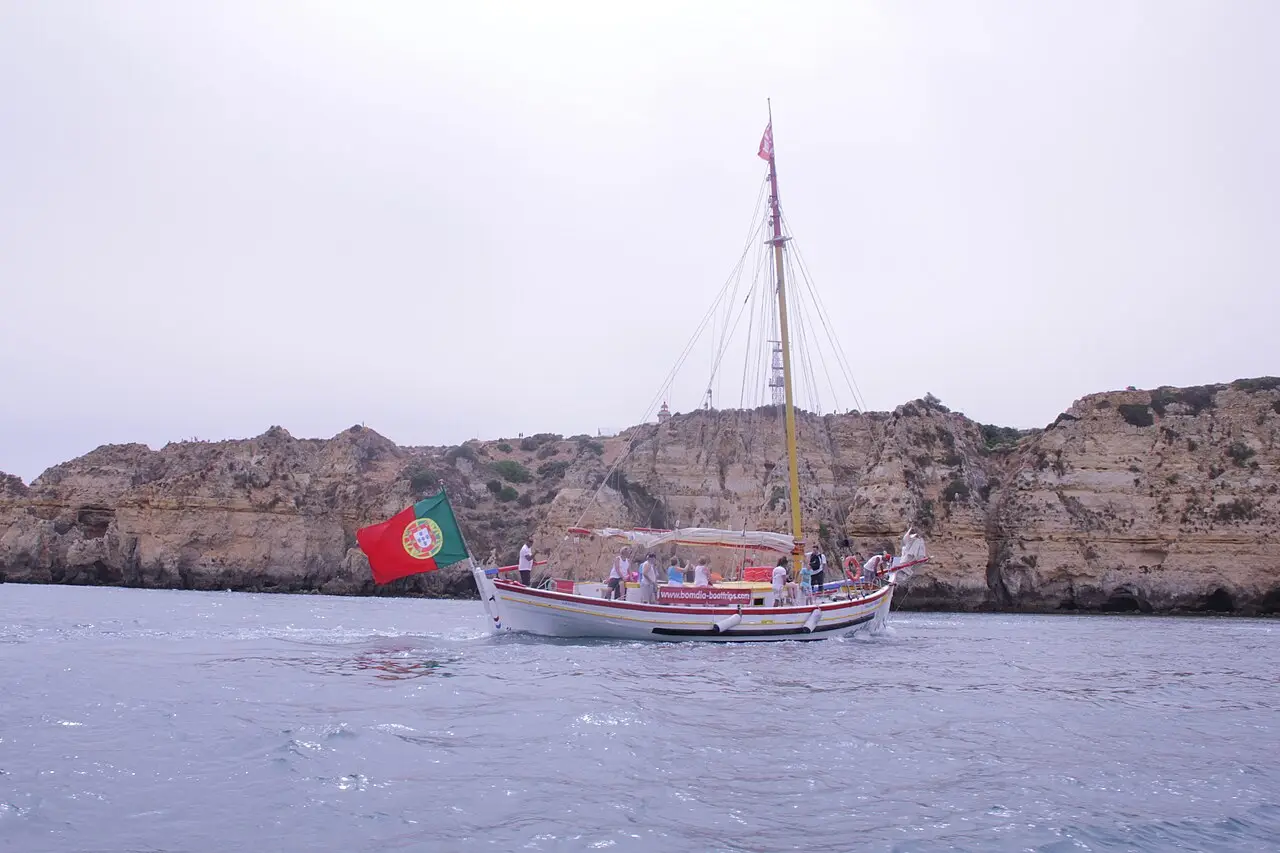 Las rocas doradas de la Ponta da Piedade sobre el mar