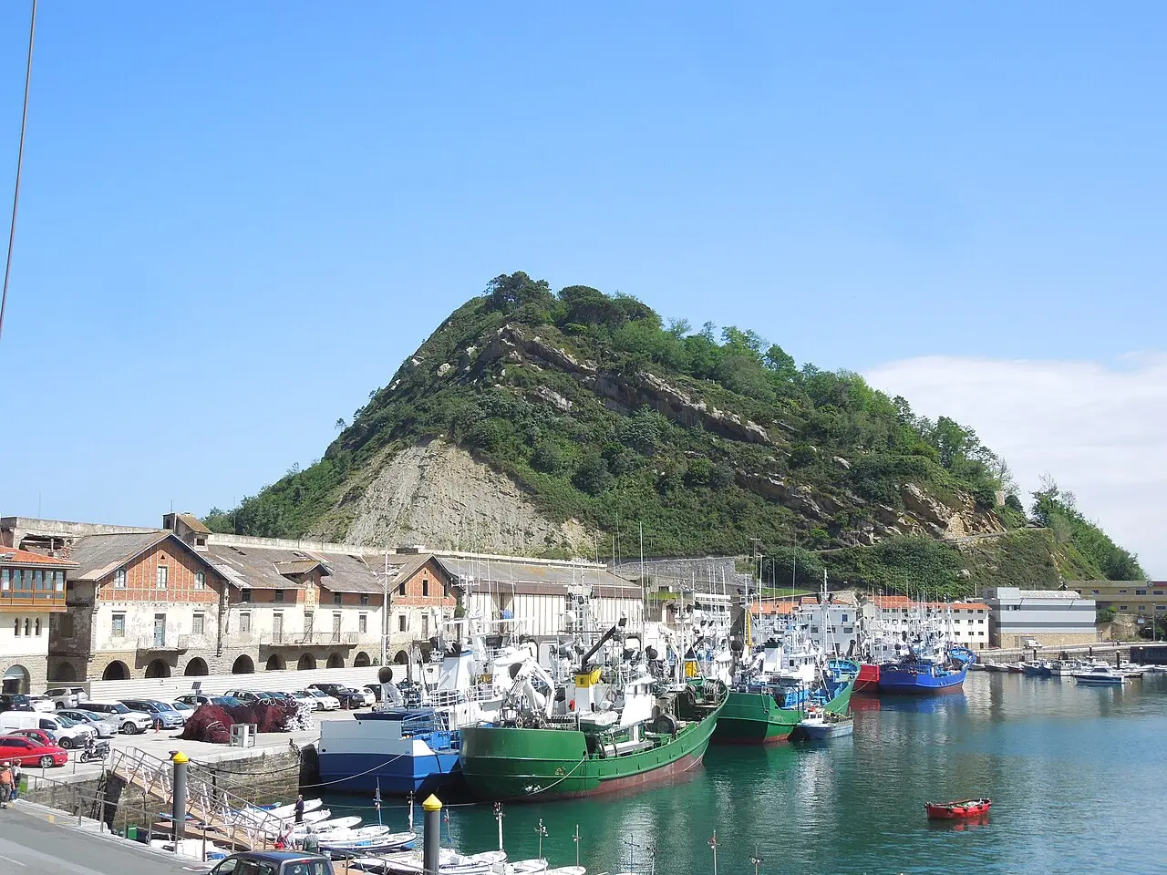 El puerto de Getaria con el monte San Antón, el Ratón, al fondo