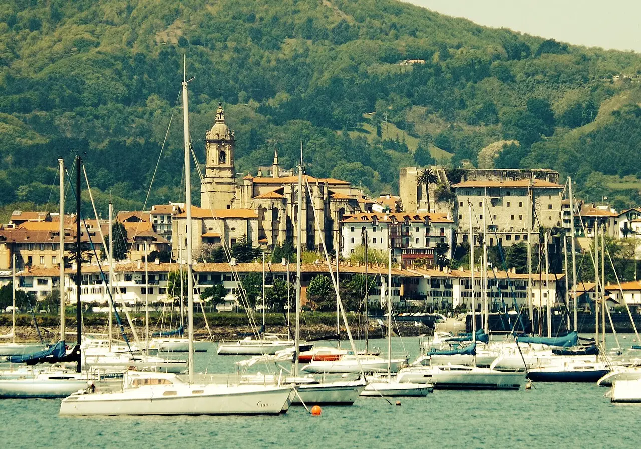 Hondarribia vista desde Hendaya, al otro lado del Bidasoa