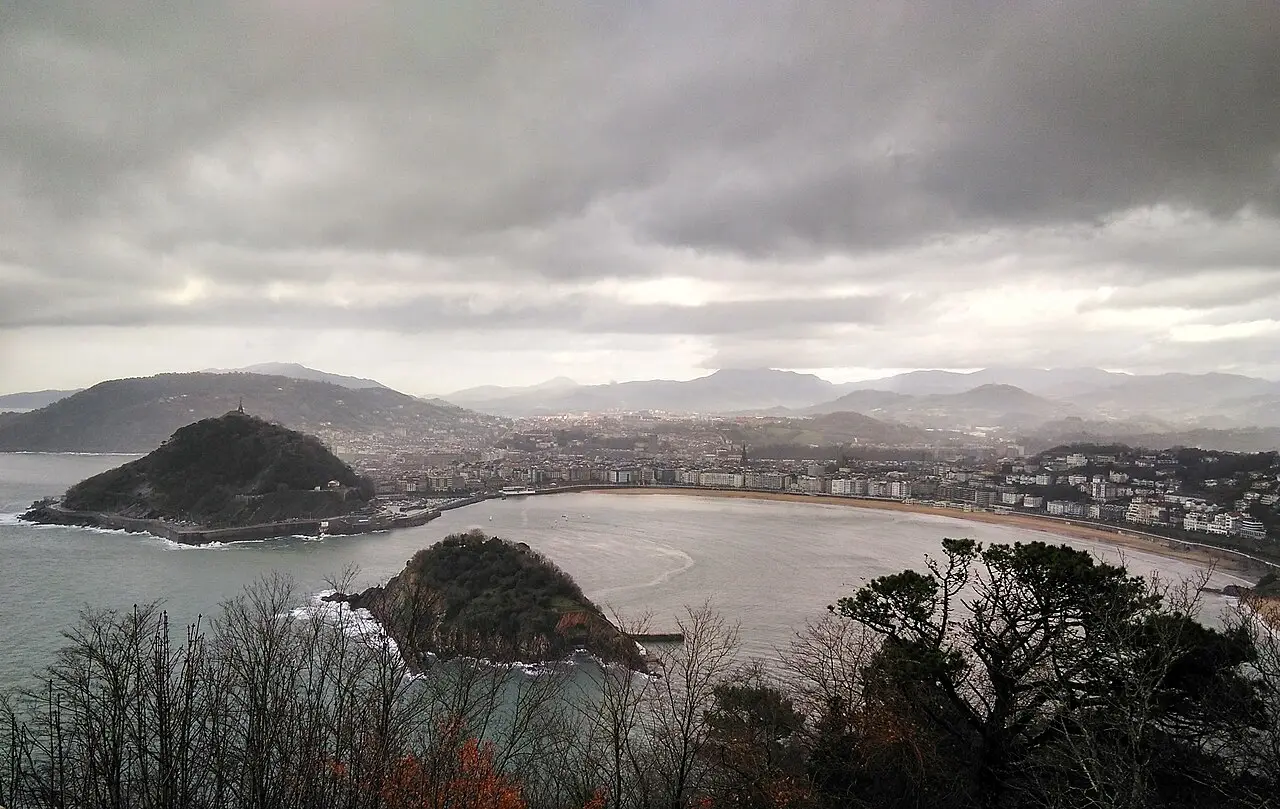 La bahía de La Concha y San Sebastián desde el monte Igueldo