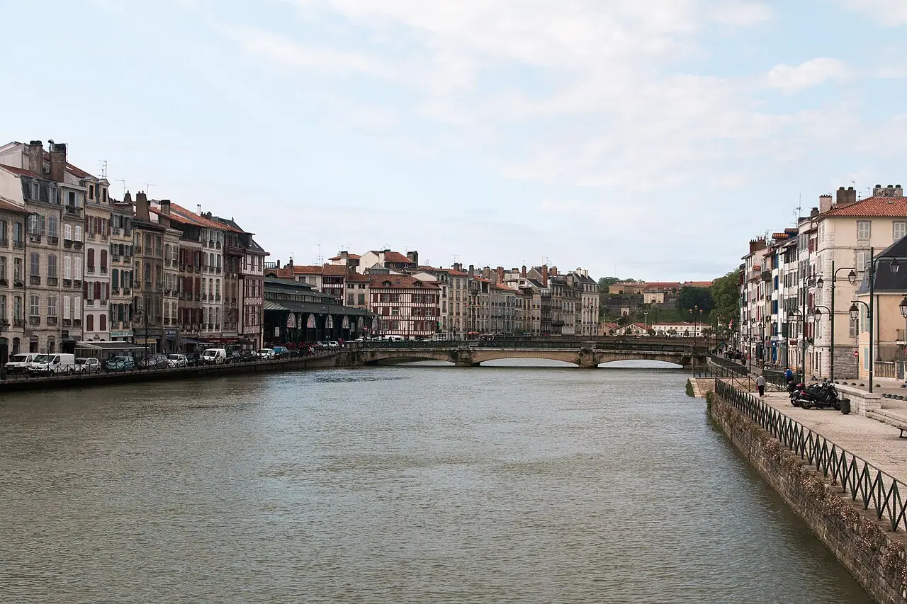 El río Nive entre los muelles de Bayona