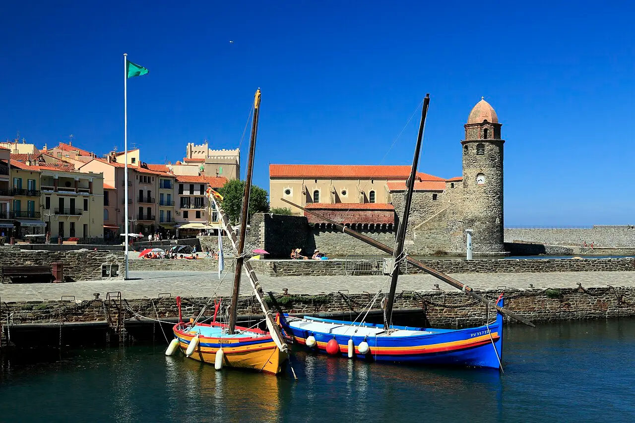 Iglesia de Notre-Dame-des-Anges y su torre sobre el puerto de Collioure