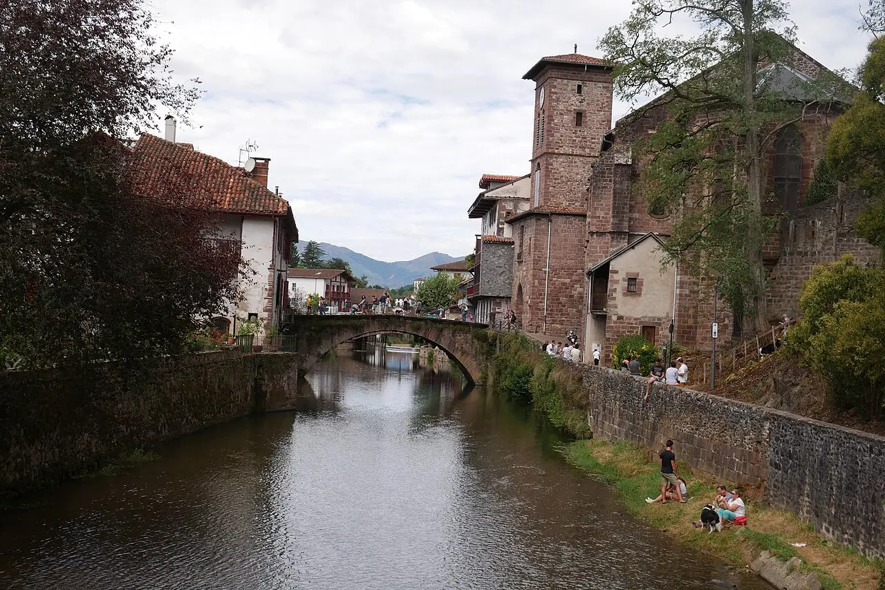 Puente viejo sobre el Nive e iglesia de Saint-Jean-Pied-de-Port