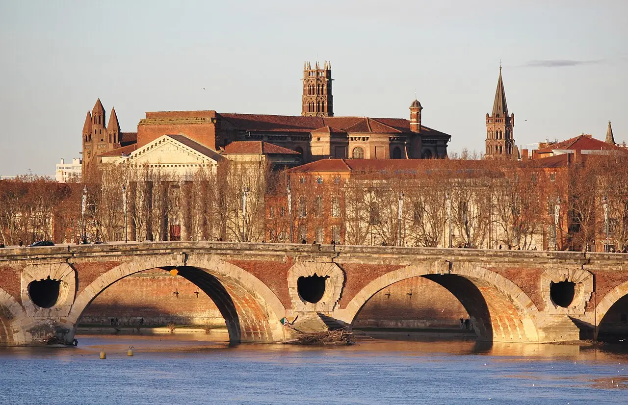El Garona y el Pont-Neuf en Toulouse, con las torres de las iglesias