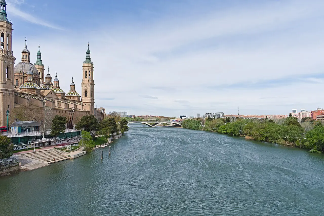 El río Ebro y la basílica del Pilar en Zaragoza