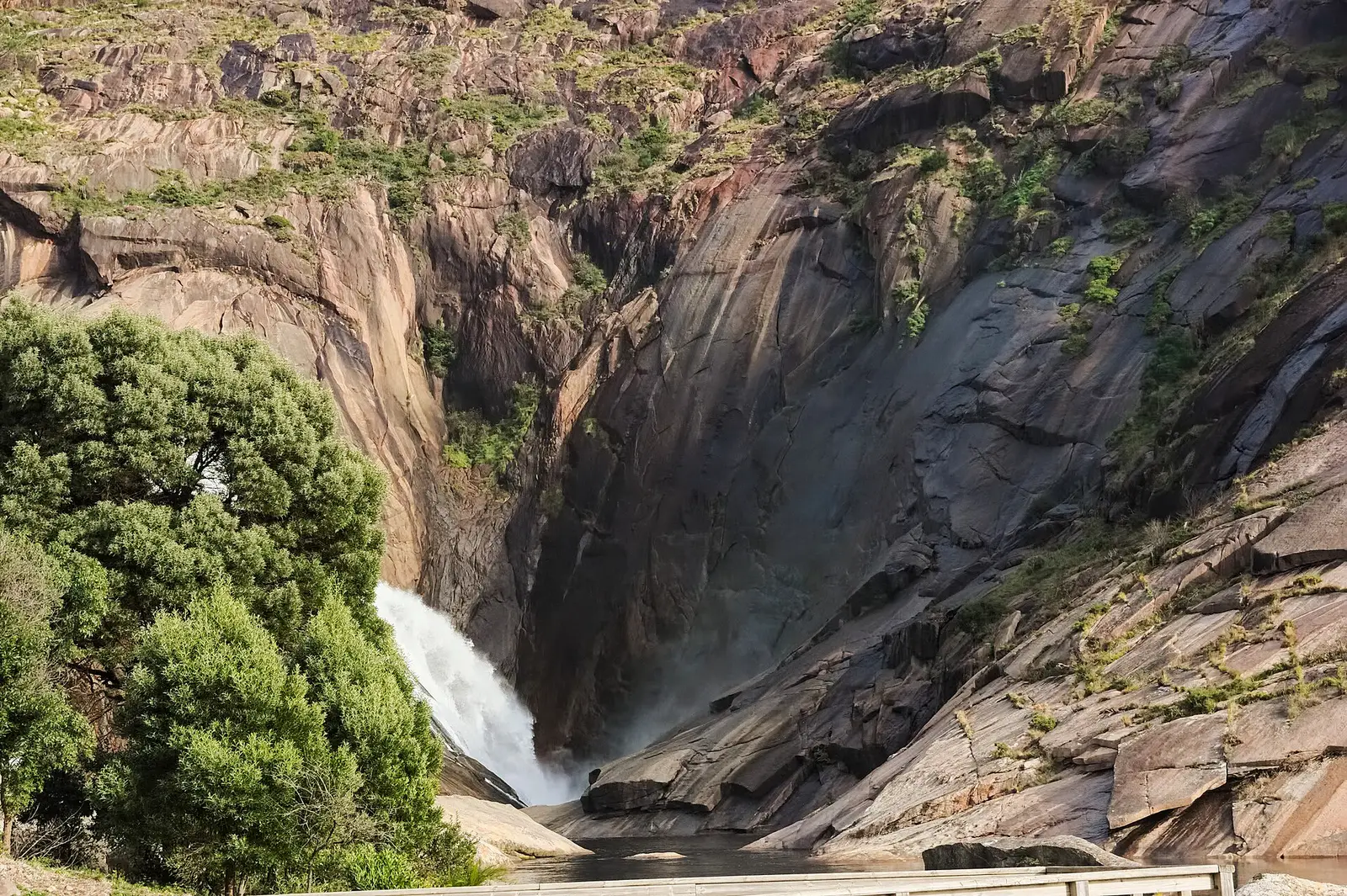 Cascada del Ézaro cayendo sobre la ría