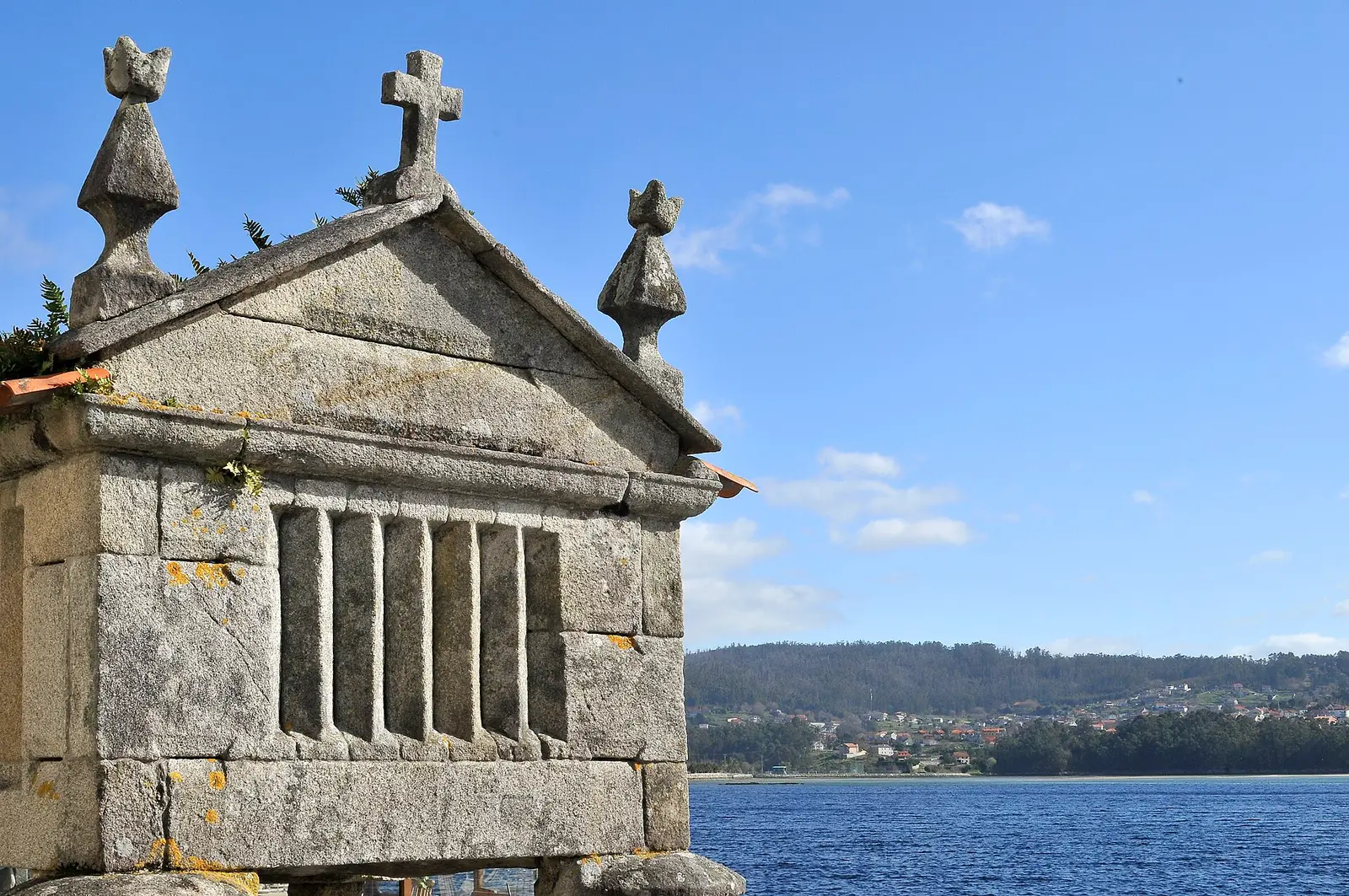 Hórreo de piedra a la orilla de la ría en Combarro