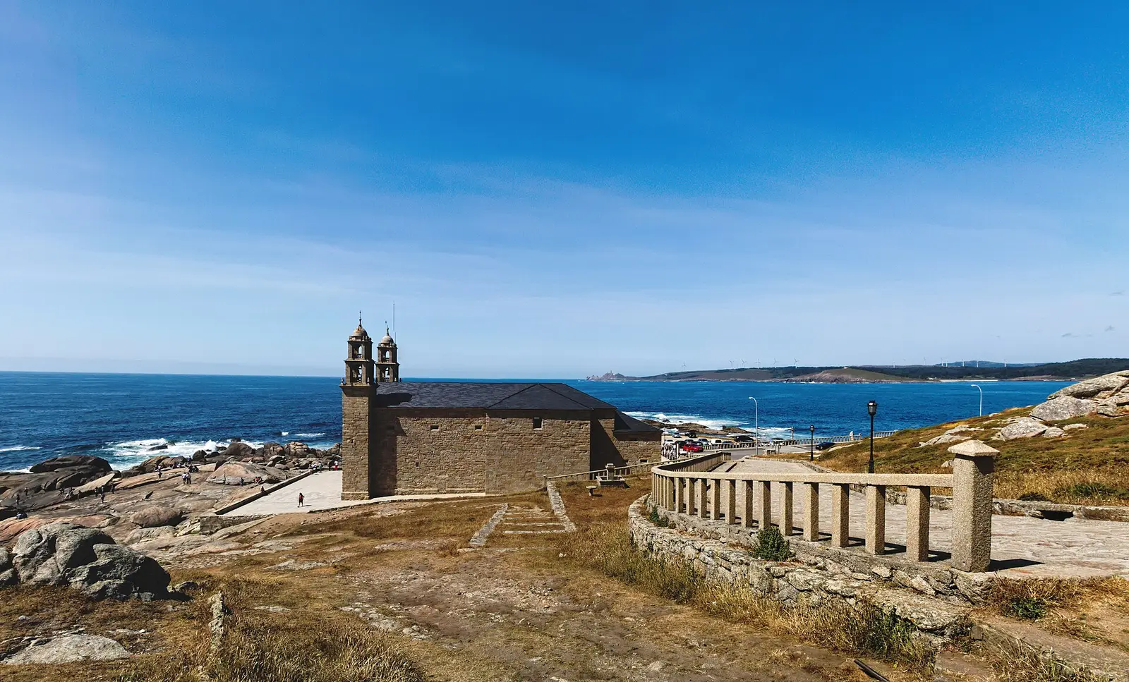 Santuario da Virxe da Barca sobre las rocas en Muxía