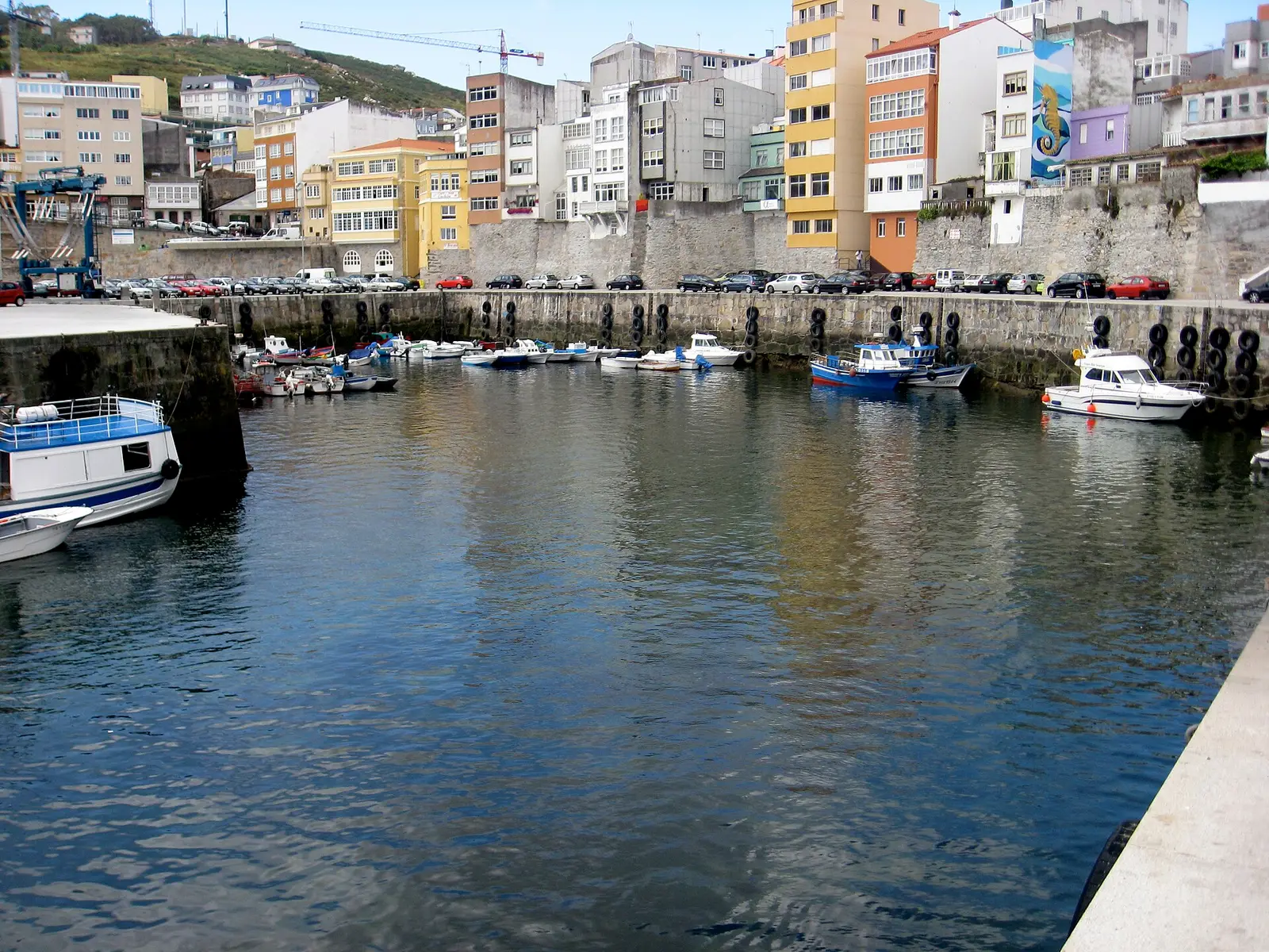 Barcos de pesca en la dársena del puerto de Malpica