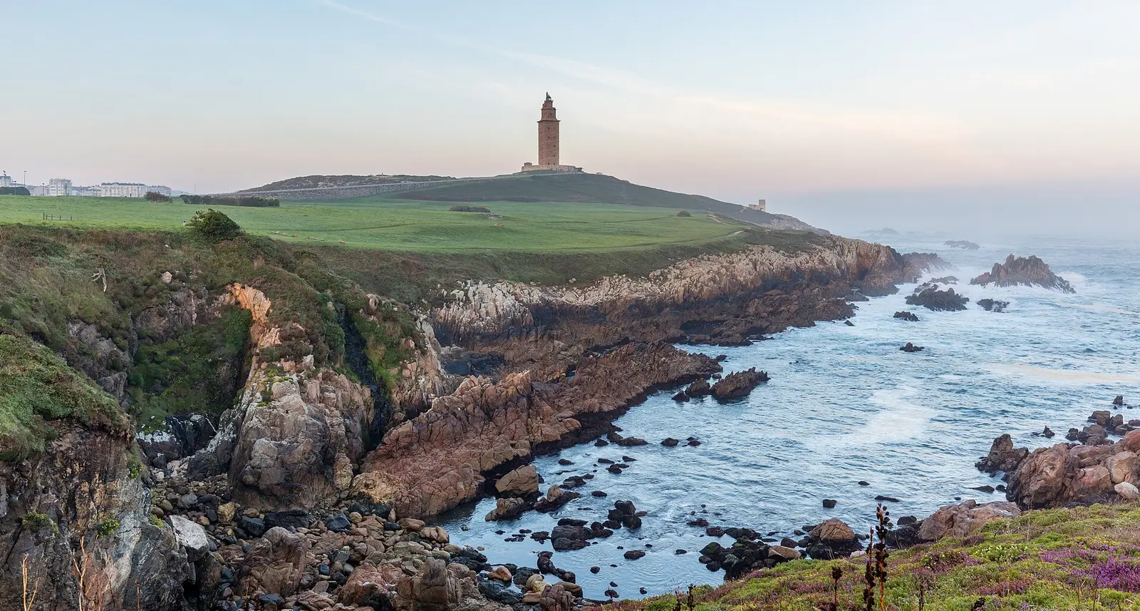 Torre de Hércules al amanecer sobre la costa de A Coruña