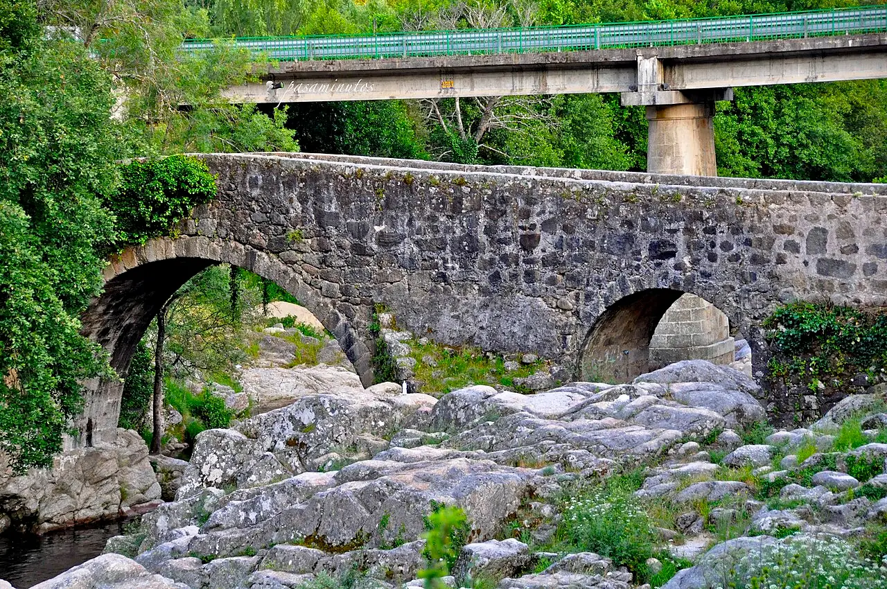 Puente de Cuartos sobre la garganta en Losar de la Vera