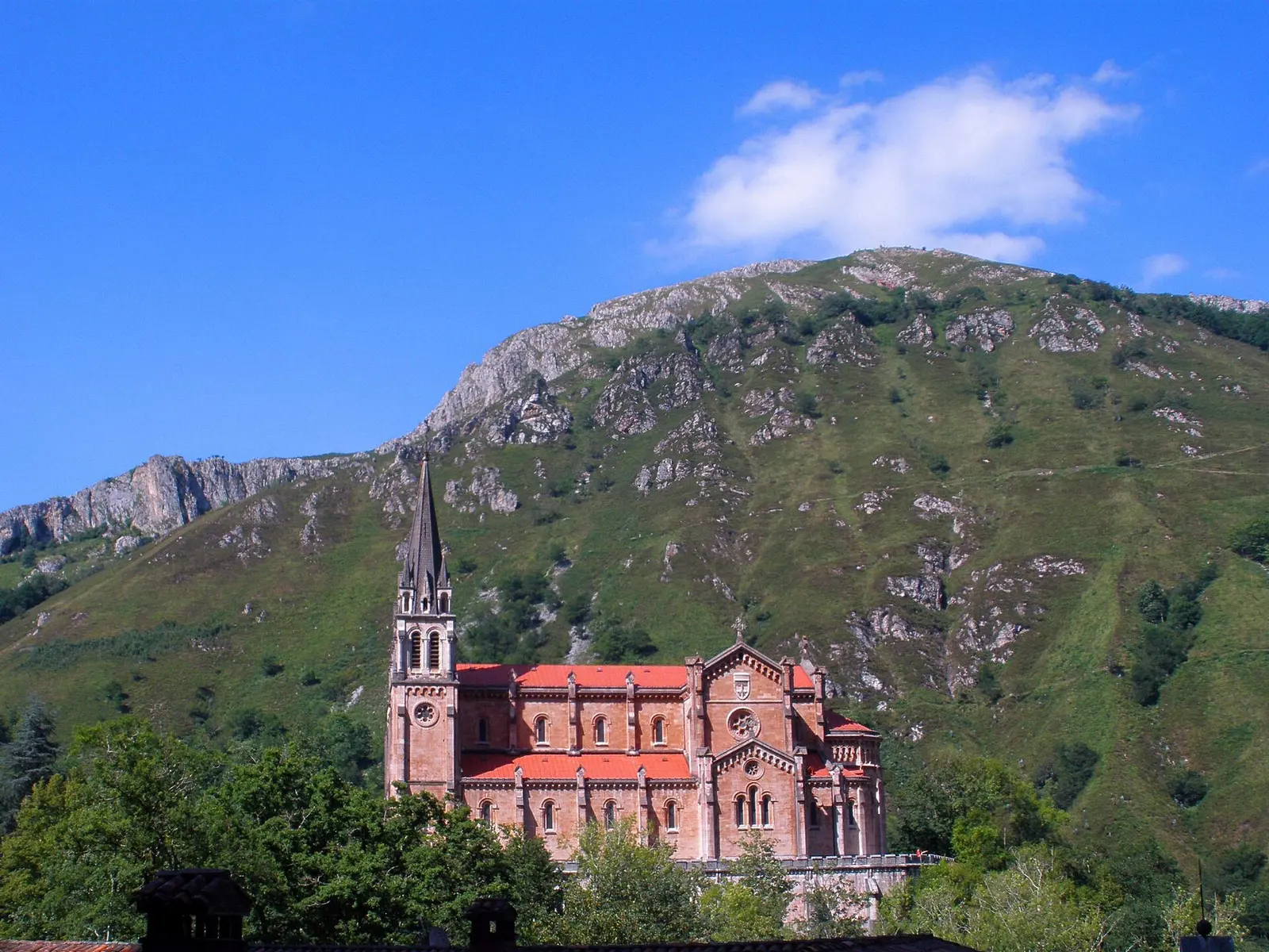 Basílica de Covadonga, de caliza rosa, en la ladera