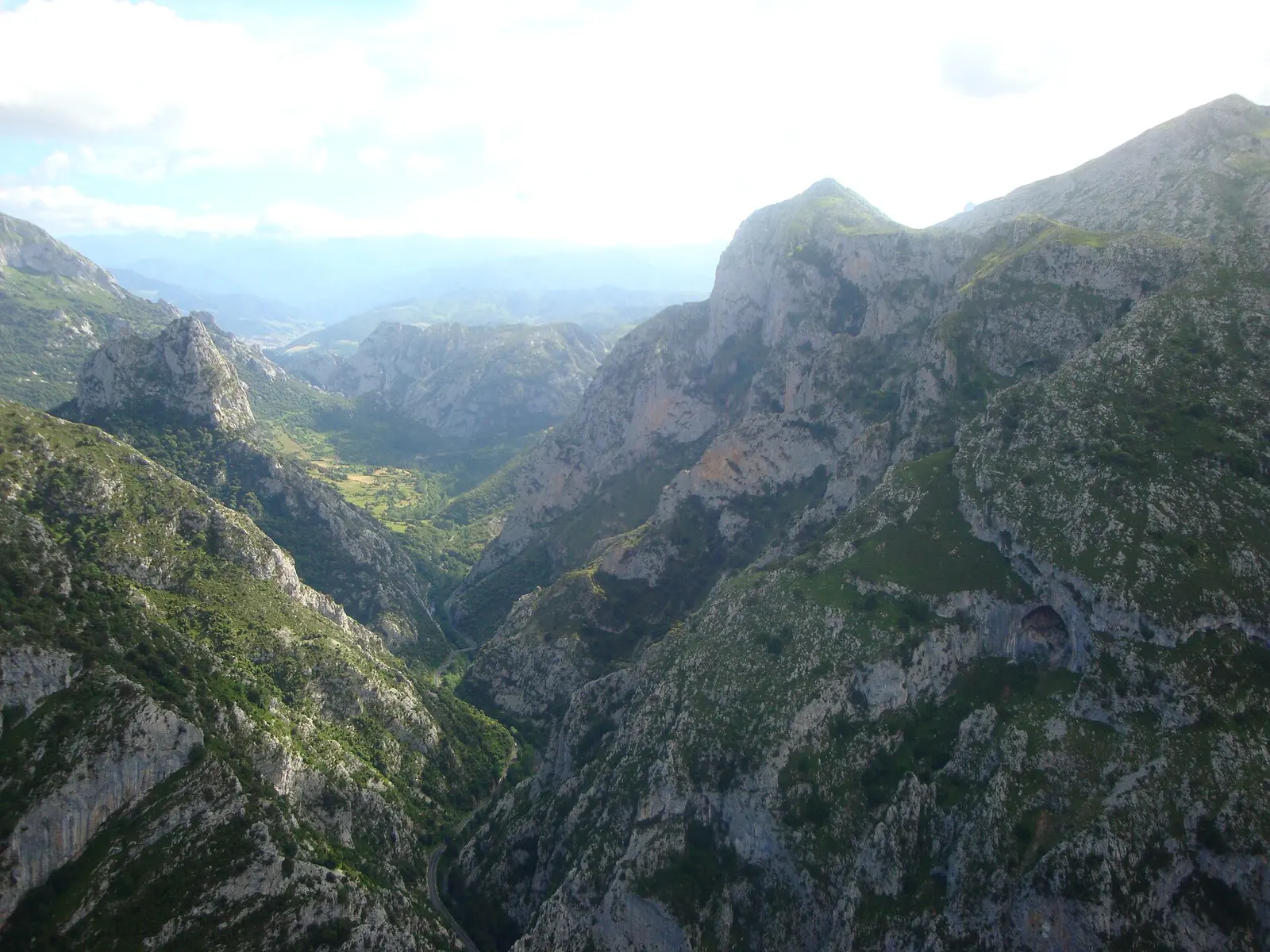 Desfiladero de La Hermida, entre paredes de roca