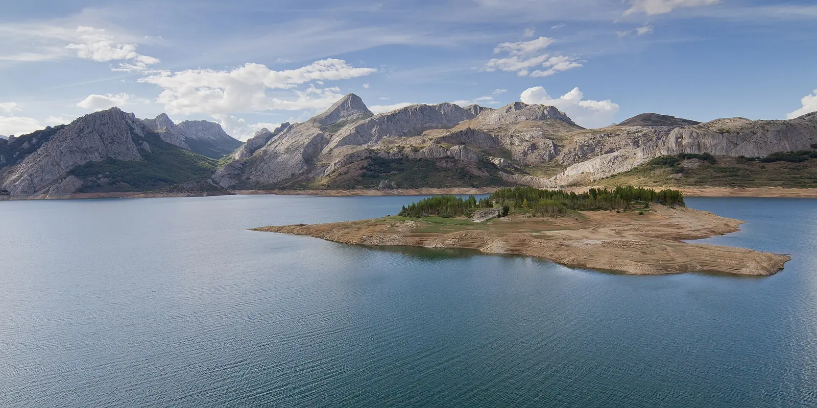 Embalse de Riaño con las montañas al fondo