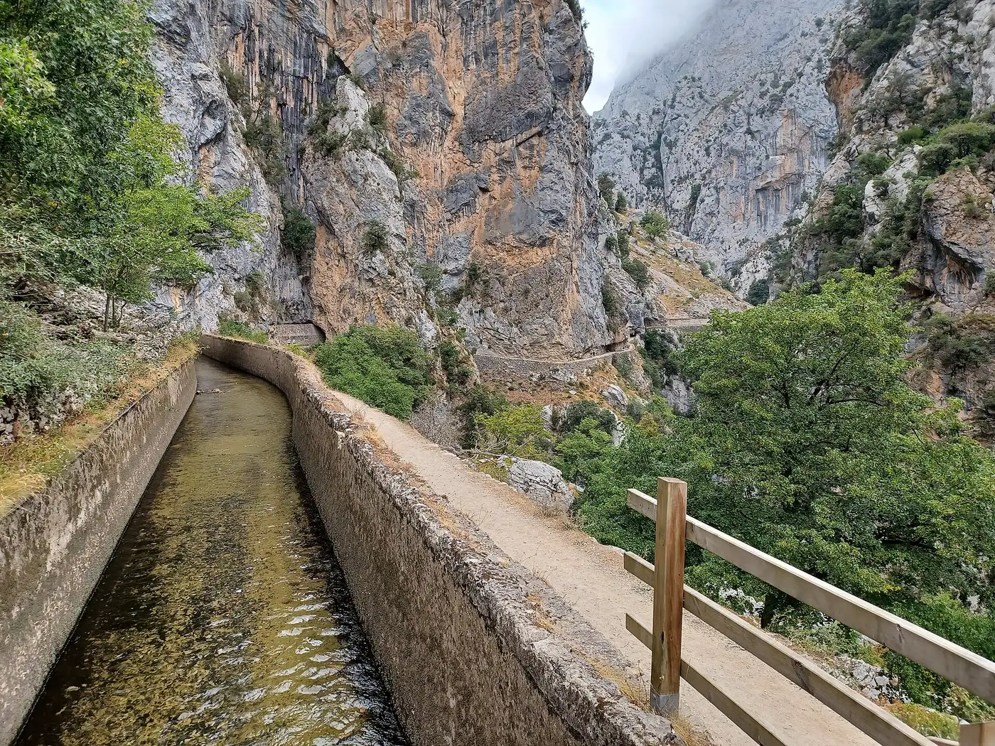 El canal junto al camino de la ruta del Cares