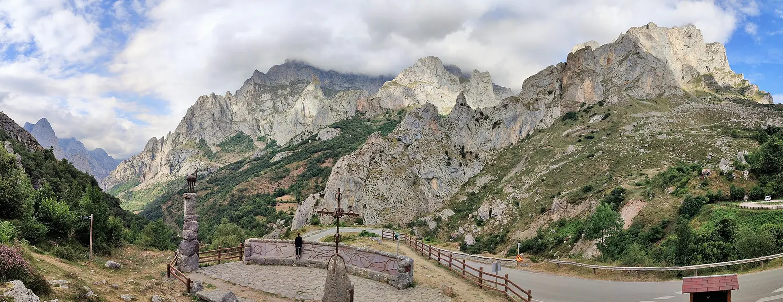 Mirador del Tombo en el valle de Valdeón, con el macizo central