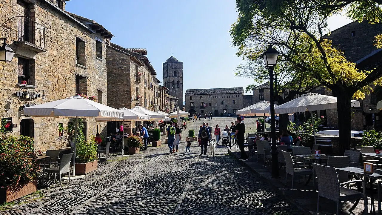 Plaza Mayor de Aínsa, con soportales y casas de piedra