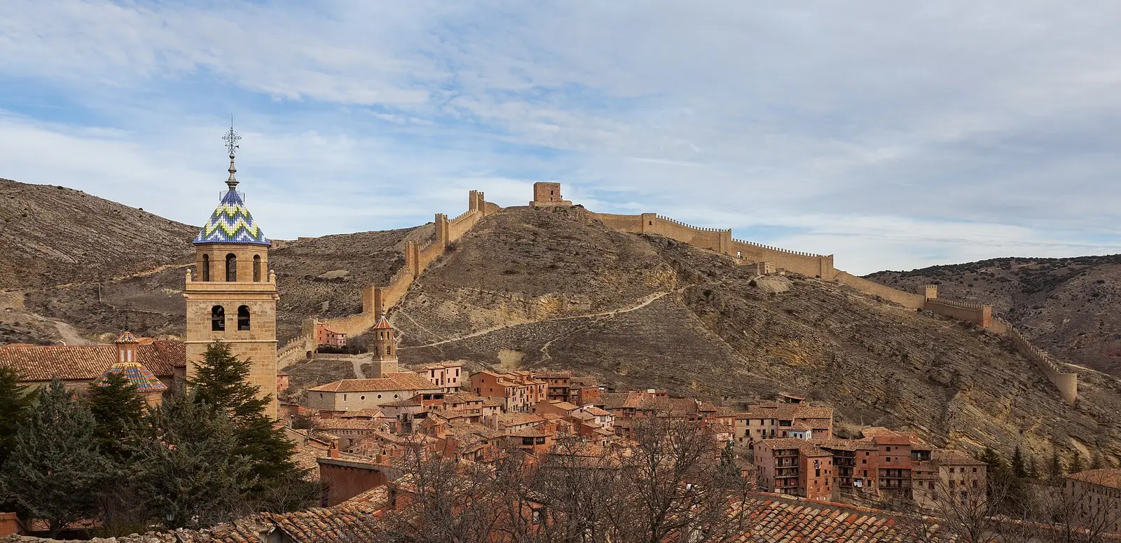 Albarracín, con la torre de la catedral y las casas sobre la roca