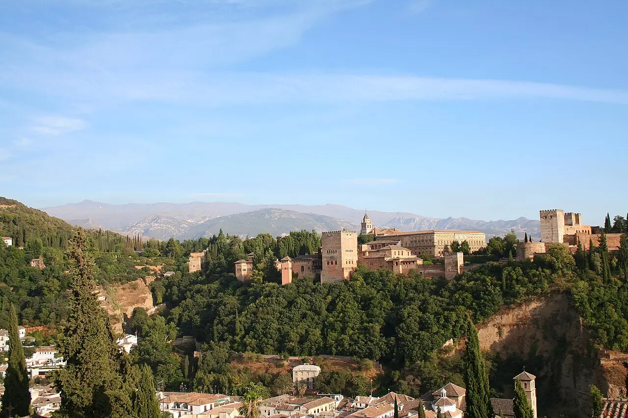 La Alhambra de Granada con Sierra Nevada nevada al fondo