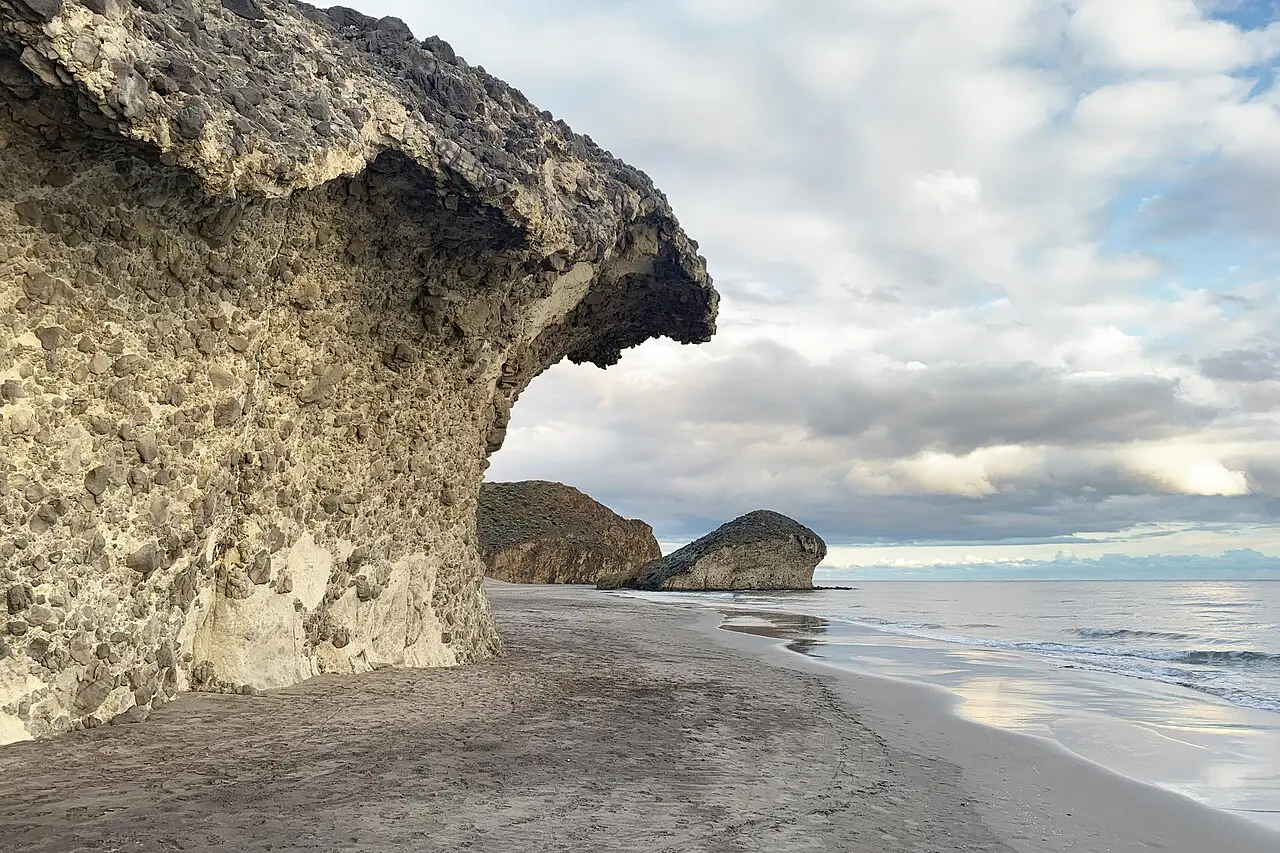 Playa de Mónsul en Cabo de Gata con coladas de lava erosionadas
