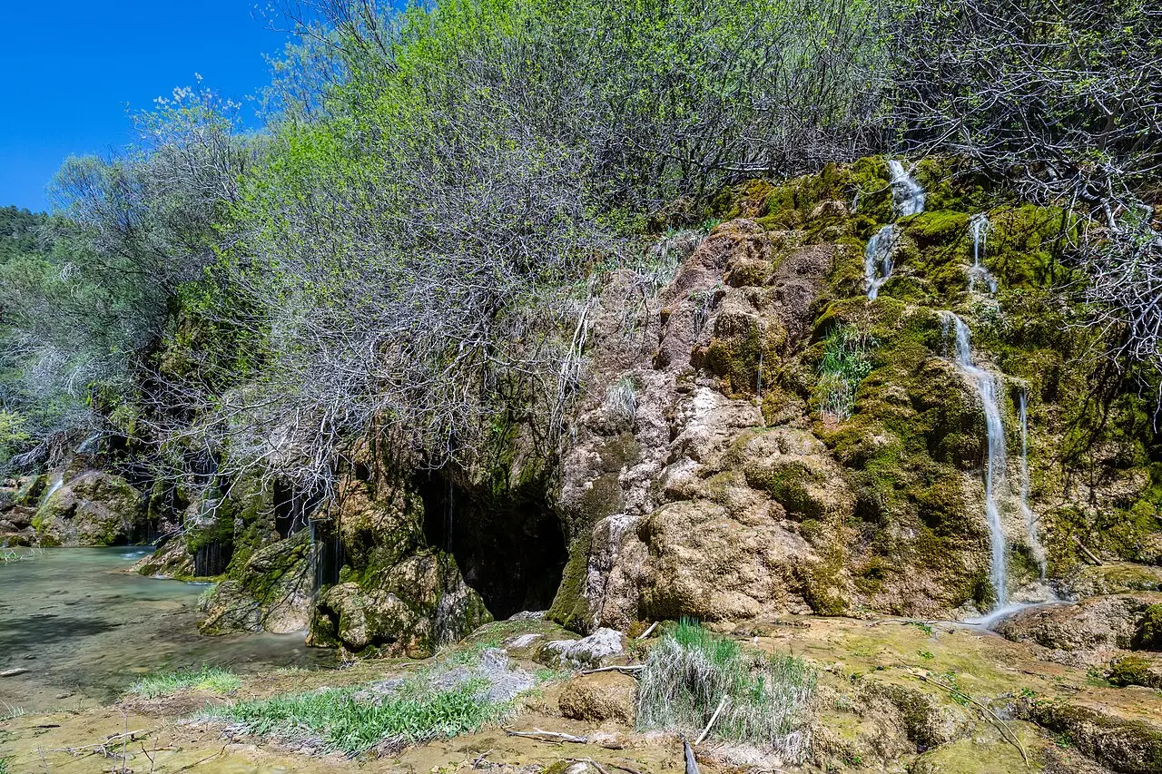 Cascadas sobre musgo en el Nacimiento del río Cuervo