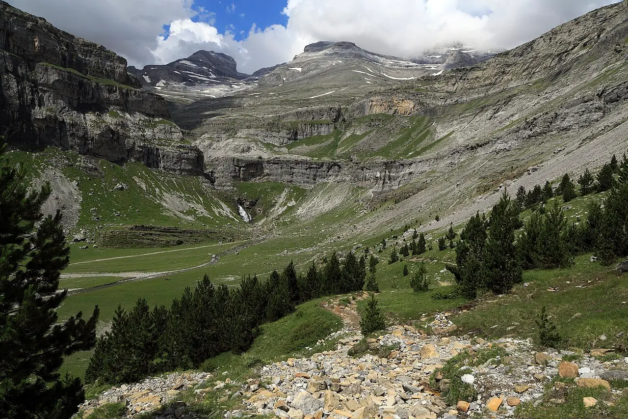 Circo de Soaso en el valle de Ordesa con el Monte Perdido encima