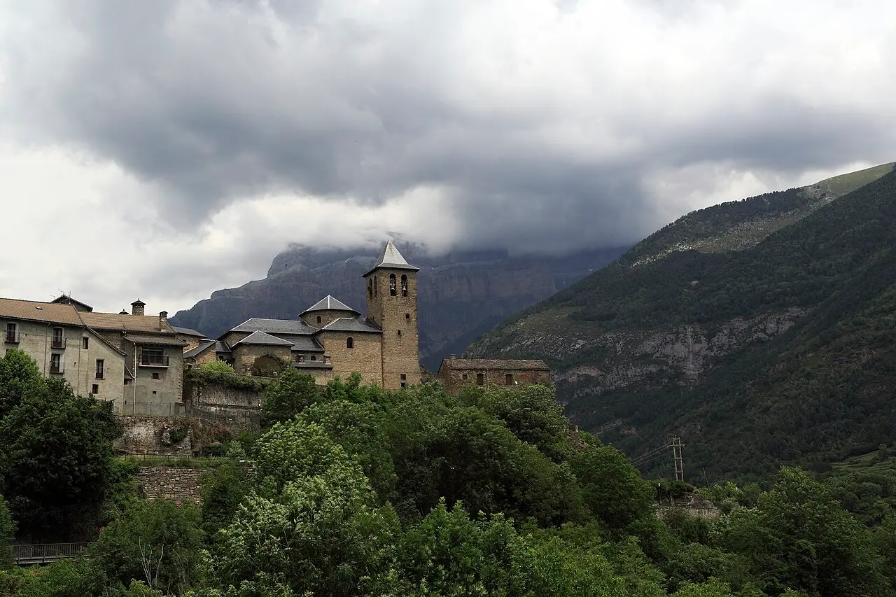 Iglesia de San Salvador de Torla con el Mondarruego al fondo